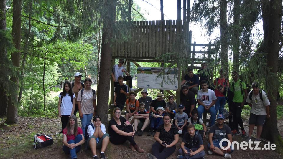 Thementag Luft, Naturheilkunde und Stärkung des Herz-Kreislaufsystems, Koch-Workshop und ein Tag im Wald erwartet die siebte Jahrgangsstufe bei der &quot;Schule fürs Leben&quot;. Alltagskompetenzförderung im grünen Klassenzimmer mit Natur- und Umweltpädagogin Karo Wenisch (erste Reihe, Dritte von links) von der Umweltstation Abtei Waldsassen. Bild: Umweltstation Waldsassen/exb