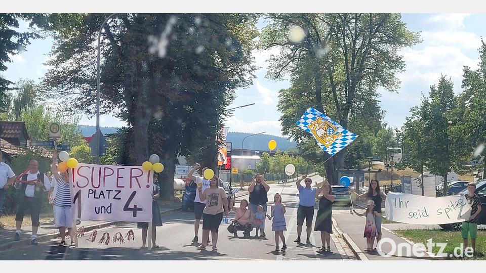 Begeistert empfingen Ehrenamtliche des Roten Kreuzes und Eltern die erfolgreichen Gruppen, die vom Landeswettbewerb zurückgekehrt waren. Bild: fks