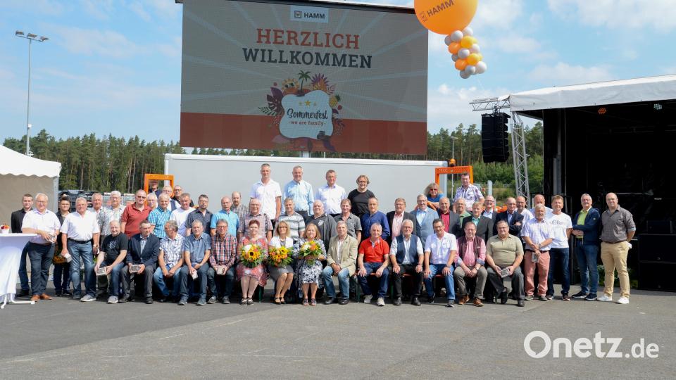 Dr. Stefan Klumpp und Betriebsratsvorsitzender Günther Fiedler beglückwünschten die Jubilare und Rentner. Bild: Hamm AG/exb