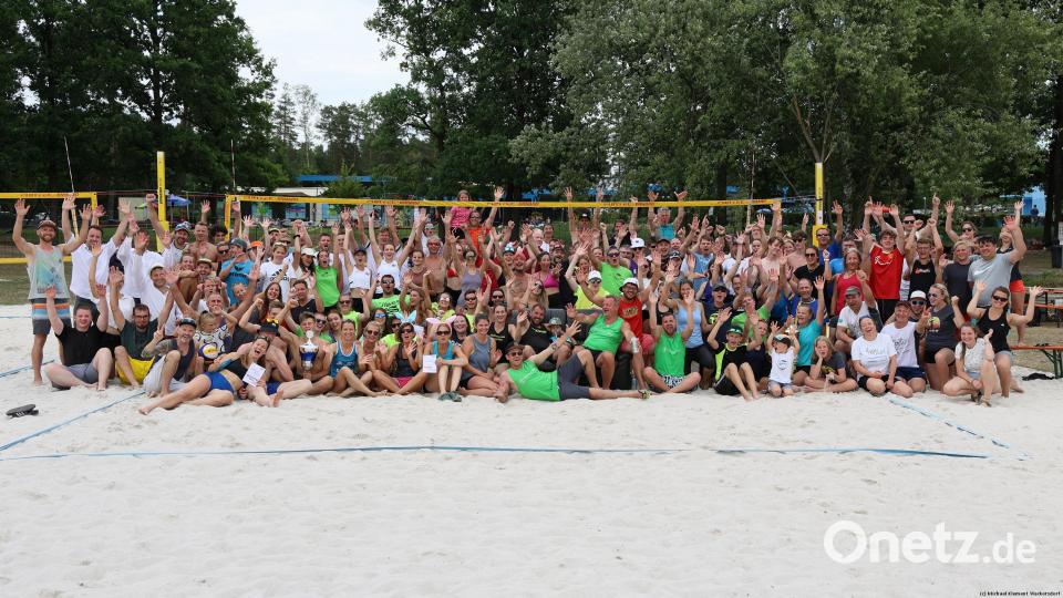 Das obligatorische Gruppenfoto mit allen Teilnehmern gehört zum Waldbadcup dazu. Bild: Michael Klement/exb
