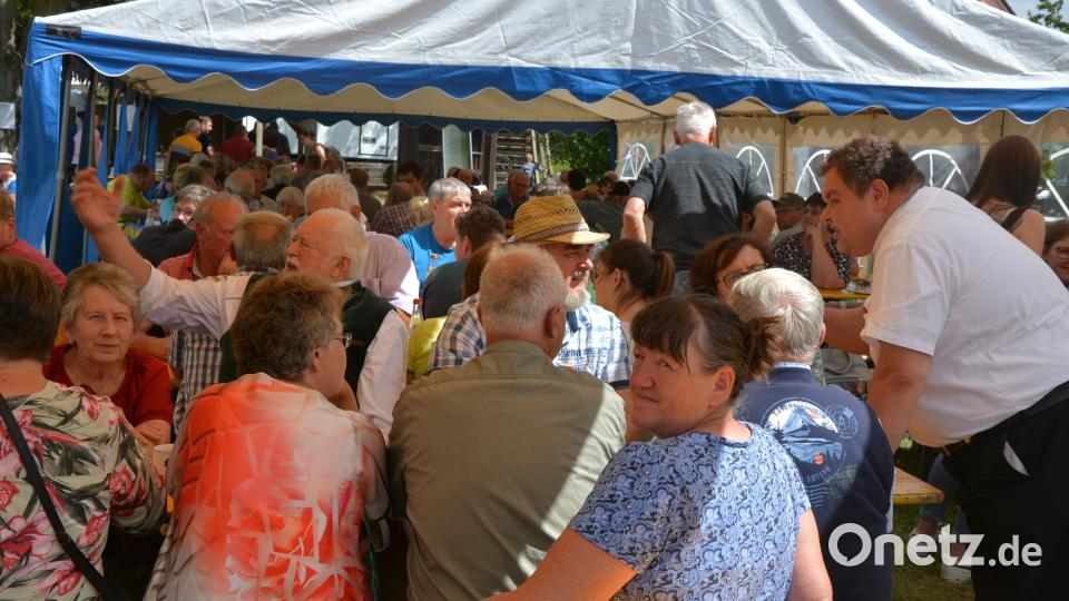 Während des Rennens fühlten sich die Erwachsenen beim Dorffest wohl. Bild: jr