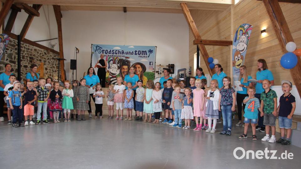 Unter dem Motto „Dieser Tag soll fröhlich sein“ stand die Jubiläumsfeier zum 40. Geburtstag des Kinderhaus „Dorfpiraten“. Die Kindergartenkinder sagen zum Auftakt der Feier im Mühlenhof zwei Lieder. Bild: kro