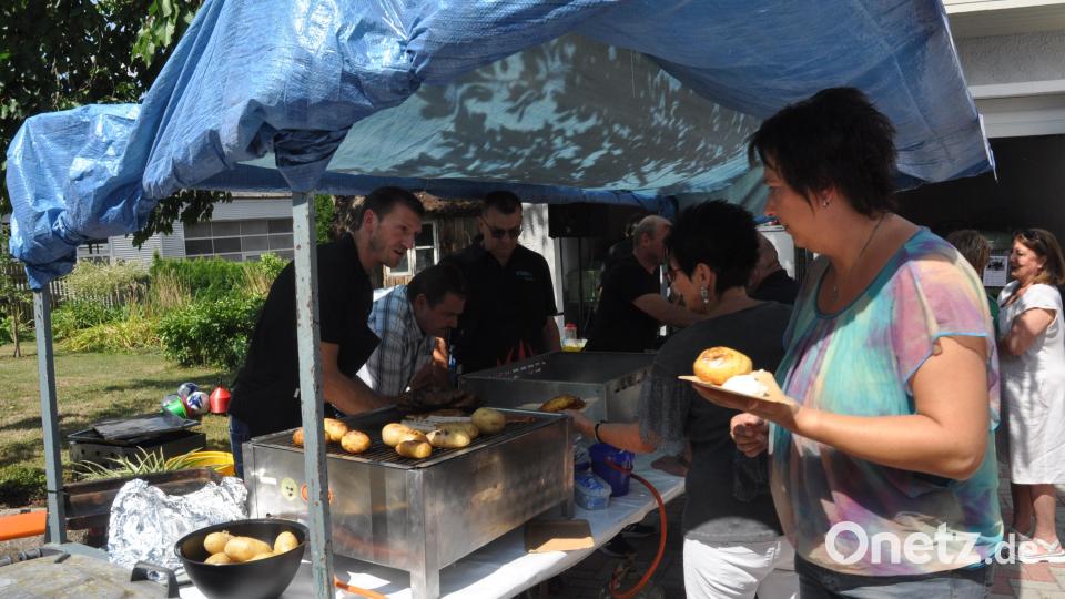 Beim CSU-Kartoffelfest im &quot;Scheidlerwongerhof&quot; geht es hoch her. Die Spezialitäten rund um die Kartoffel finden reißend Absatz. Bild: dob
