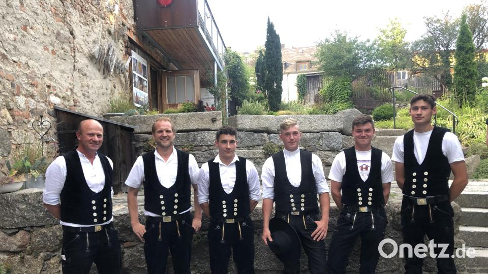 Prüfungsbeste Zimmerer von rechts: Prüfungsausschuss Vorsitzender, Zimmerinnung Obermeister, Felix Sollfrank, Simon Krauß, Simon Häring, Kilian Merter Bild: Lara Wagner/exb