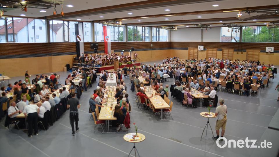 Blick in die Sportarena, in die der Ehrenabend wegen des Regens kurzfristig verlegt werden musste. Bild: ak