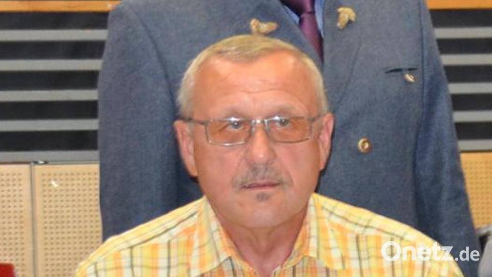 Karl-Heinz Sehnke, Hans Schmid, Fritz Schindler und Günter Bauer (vorne von links) erhielten die Bürgermedaille in Silber. Bild: ak