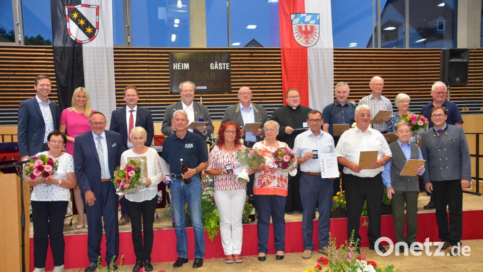 Zur Bürgermedaille in Bronze gratulierten unter anderem Landrat Florian Wiedemann, Bundestagsabgeordnete Dr. Silke Launert, Bürgermeister Christian Porsch (hinten von links) sowie dessen Stellvertreter Rudi Heier (vorne, Zweiter von links) und Franc Dierl (vorne rechts). Bild: ak