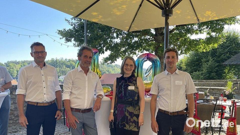 Schule-Wirtschaft Bayern hatte auf die Burg Falkenberg geladen, um das 40-jährige Bestehen des Netzwerkes zu feiern. Bild: Philipp Lippert/exb