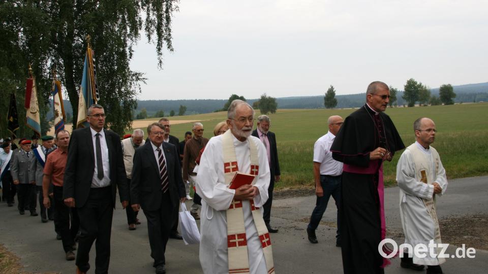 Hauptzelebrant des Gottesdienstes zum Heimatfest war wieder Militärdekan Siegried Weber mit Pfarrer Armin Maierhofer aus Mähring und Pfarrer Ernst Gickelhorn. Bild: Elis Saller/exb