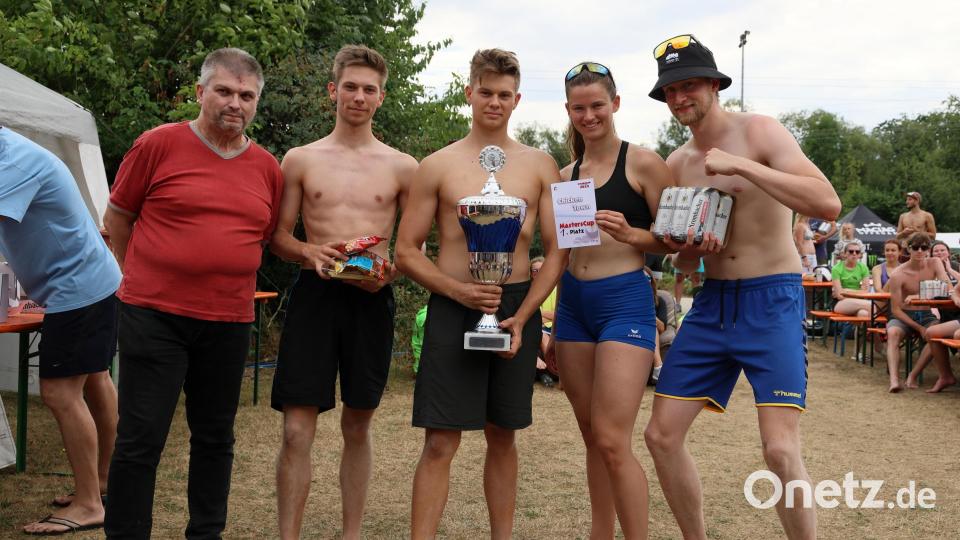 Die Sieger im &quot;Masters-Cup&quot; aus Nürnberg und Henfenfeld &quot;Chickentown&quot; mit SV-Abteilungsleiter Helmut Rescher (links). Bild: Michael Klement/exb