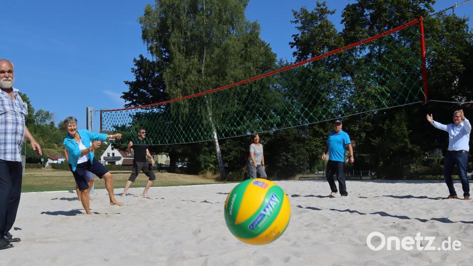 Bürgermeister und Stadtrat ließen es sich nicht nehmen, ein kurzes Eröffnungsspiel zu bestreiten. V.l.n.r.: Wolfgang Berndt, Hildegard Geismann, Joachim Bender (verdeckt), Ralf Volkert, Gaby Mutzbauer, Hans-Jürgen Reitzenstein und Bürgermeister Michael Göth. Bild: mfh