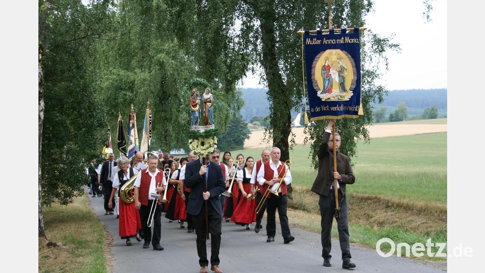 Am Sonntag um 9 Uhr startete die Prozession von Mähring zum Festgottesdienst bei der St.-Anna-Kirche. Bild: Reinhart Legat/exb