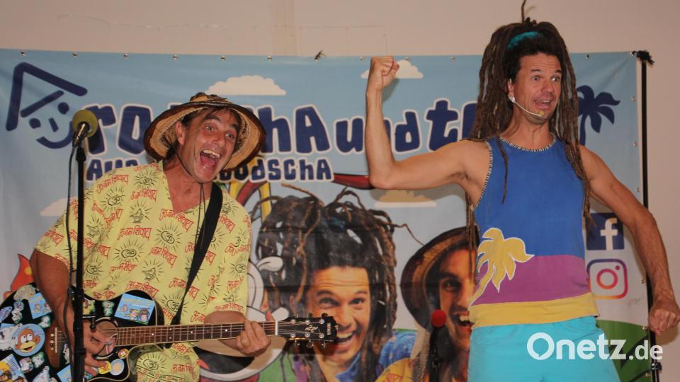 Das Duo &quot;Rodscha aus Kambodscha und Tom Palme&quot; sorgte mit seinem Mitmach-Konzert für Stimmung sowohl bei den kleinen Gästen als auch bei den Erwachsenen. Bild: kro