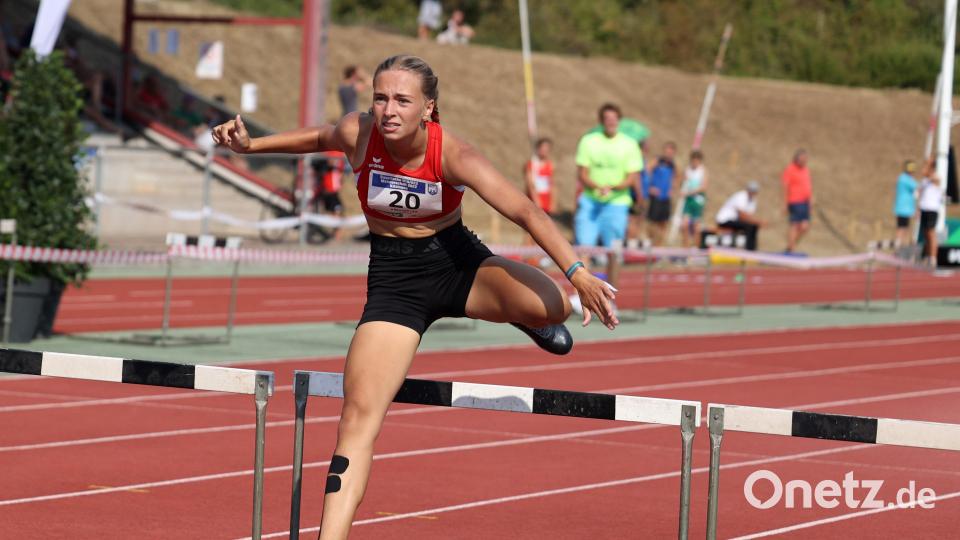 Lea Kreuzer auf ihrem &quot;Ritt&quot; über 300 Meter Hürden. Bild: Theo Kiefner