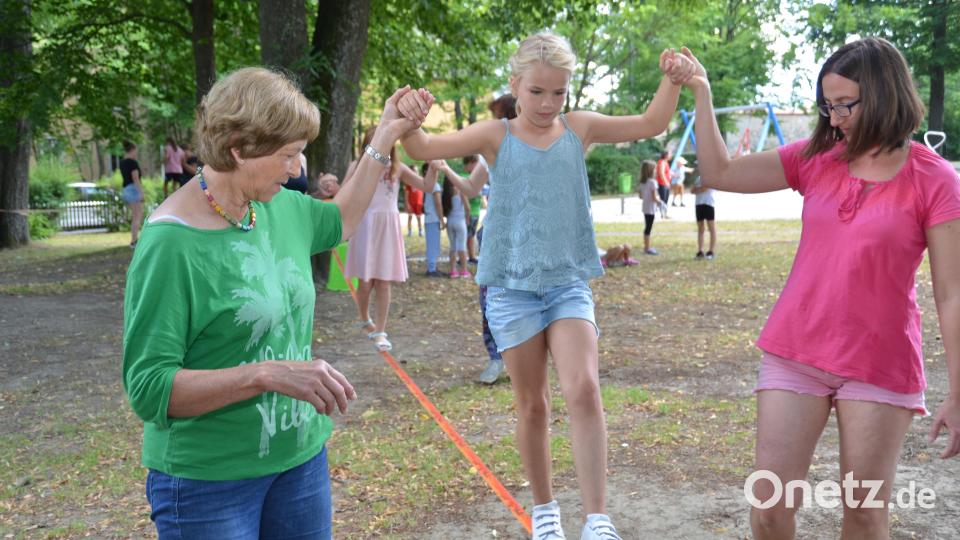Das Überqueren einer Slackline ist kein leichtes Unterfangen. Mit den helfenden Händen der TV-Unterstützer geht es aber sicher ans Ziel. Bild: dob