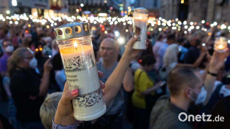 In Wien nahmen am Montag viele Menschen an der Gedenkveranstaltung der Initiative #YesWeCare in Gedenken an die Ärztin Lisa-Maria Kellermayr teil. Bild: Georg Hochmuth/APA/dpa
