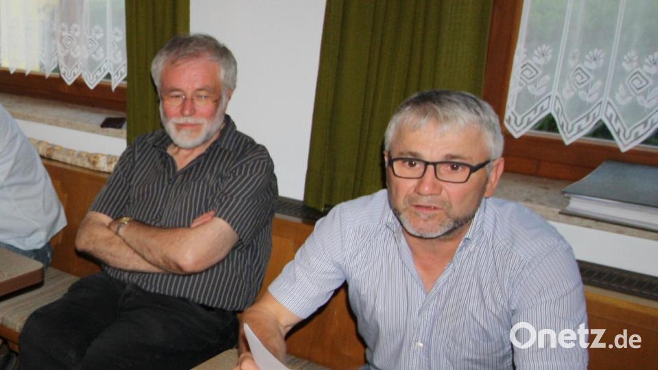Die Arbeit des Kapellenbauvereins im zurückliegenden Jahr fasst Vorsitzender Josef Nickl (rechts, neben Pfarrer Edmund Prechtl) in der Hauptversammlung im Gemeinschaftshaus zusammen. Bild: bjp