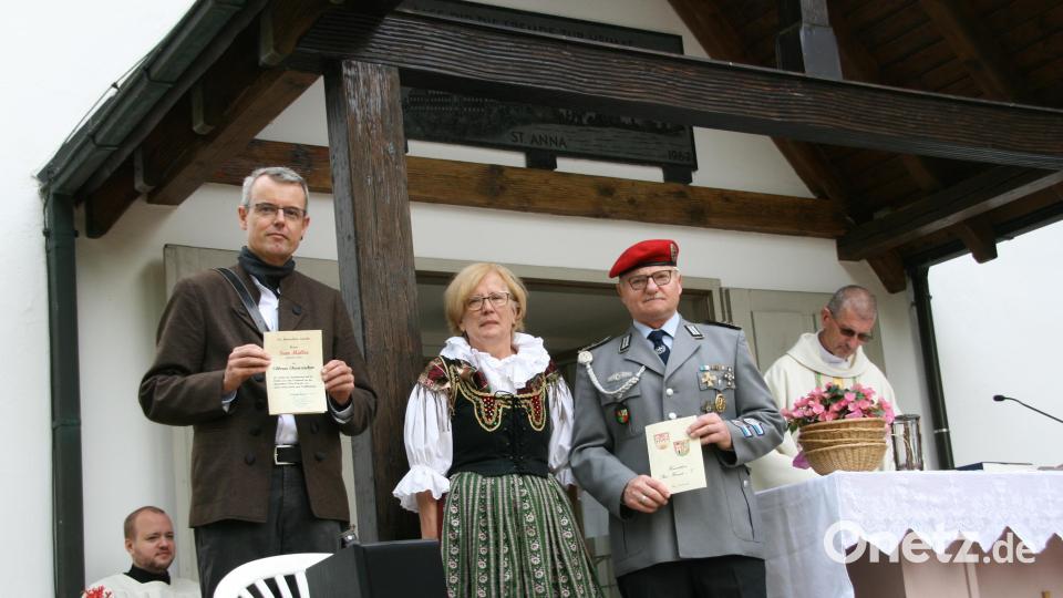 Nach dem Festgottesdienst ehrte Regine Löffler-Klemsche Reinhard Beer für die organisatorische Hilfe stellvertretend für die Mähringer Vereine sowie Sven Müller für sein Buch über historische Friedhöfe im Heimatkreis Plan-Weseritz. Im Bild: (von links) Sven Müller, Regine Löffler-Klemsche, Reinhard Beer, Militärdekan Siegfried Weber. Bild: Elis Saller/exb