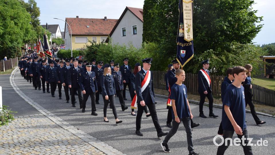 Viele Feuerwehren und Königsteiner Vereine ziehen nach dem Gottesdienst in der Michaelskirche durch die Straßen des Marktes zum Gerätehaus. Bild: wku