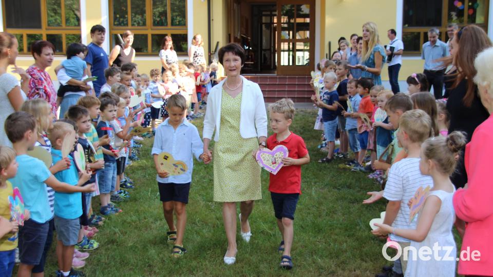 Die Mädchen und Buben aus dem Kindergarten Schmidmühlen standen mit selbstgebastelten Herzen Spalier, um ihre Kindergartenleiterin Angela Graf zu verabschieden. Bild: bjo