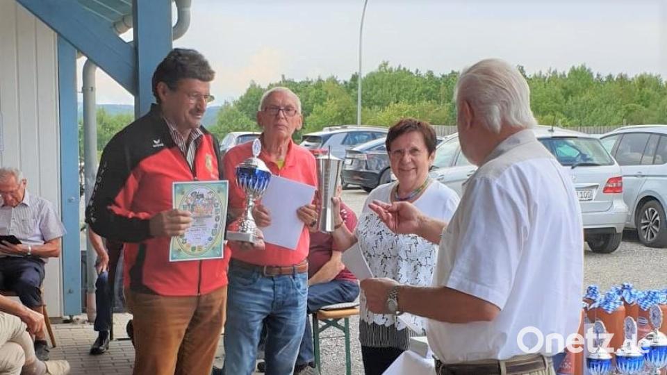 Mannschaftsführer Peter Domanits (von links) nimmt für sein Team Neumühle 1 aus der Hand von Heiner Fraunholz, 2. Bürgermeisterin Barbara Birner und Turnierleiter Waldemar Pirner den Pokal für den ersten Platz und den Wanderpokal entgegen. Bild: dop