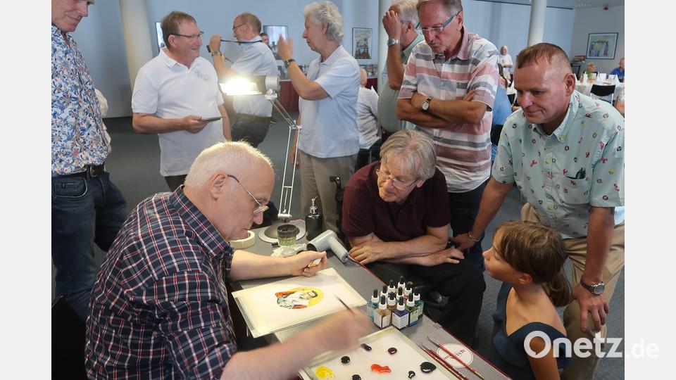 Toni Rohmen (links) koloriert Comicbilder für einen guten Zweck. Rechts: Der Vorsitzende des Weidener Comic-Clubs Uli Narr. Bild: Kunz