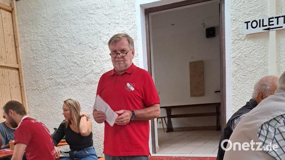 Erhard Walberer erläutert beim „Tag der offenen Kabinentür“ des FC Dießfurt die Renovierungsmaßnahmen. Bild: fs