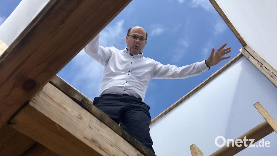 Der bayerische Heimat- und Finanzminister Albert Füracker auf der Himmelslaterne am Freudenberger Märchenweg in Hainstetten. Bild: gri