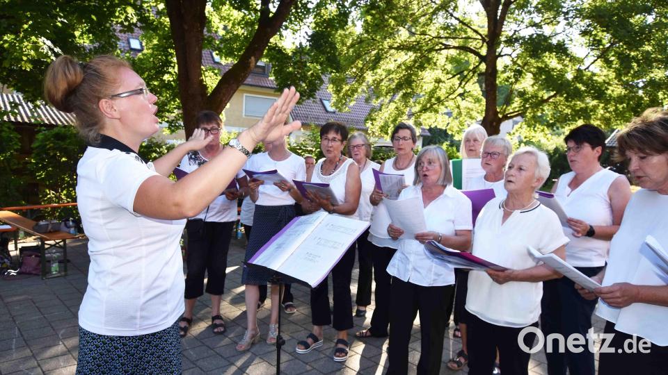 Stimmen aus dem evangelischen und katholischen Kirchenchören erklingen vereint unter der Leitung von Julia Schmidt. Bild: no