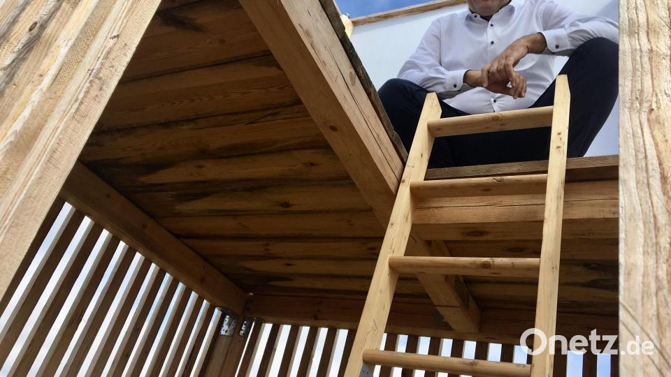 Die Himmelslaterne ist ein temporäres Kunstobjekt am Märchenweg, das nicht nur dem Heimatminister gefällt. Bild: gri