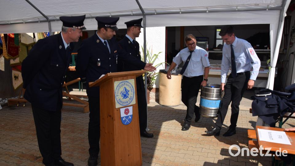Ein Bierfass bringt die Feuerwehr Auerbach als Gastgeschenk mit zur Jubiläumsfeier nach Königstein. Bild: wku