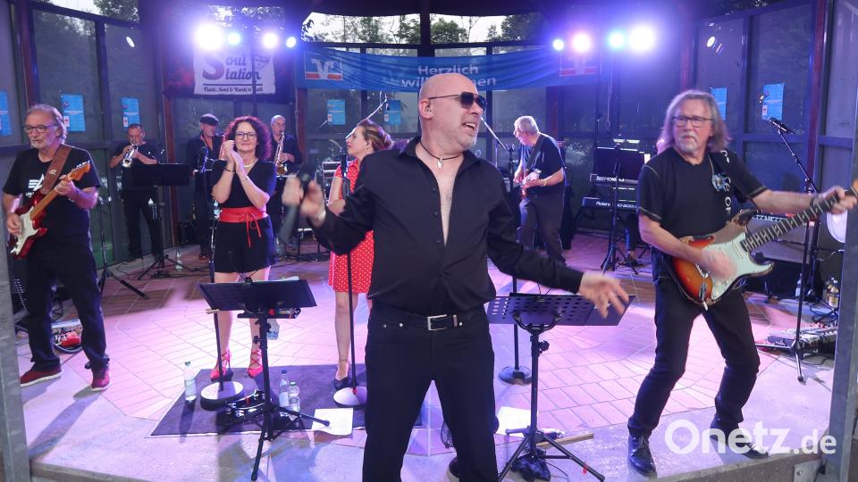 Andreas Doerfler macht den Cocker. &quot;Soul Station No. 10&quot; heizen Publikum mit 70-er-Jahre-Krachern ein. Bild: Kunz