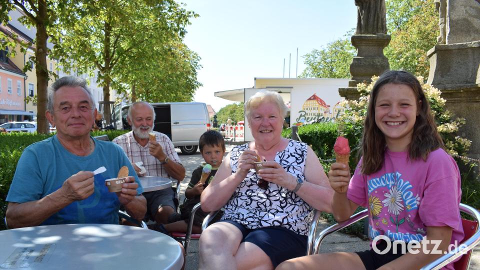 Als die Eis-Tournee von Oberpfalz-Medien am Donnerstag Halt in Tirschenreuth machte, war eine Abkühlung dringend gefragt. Die Resonanz der Eis-Liebhaber konnte sich mehr als sehen lassen. Bild: szl