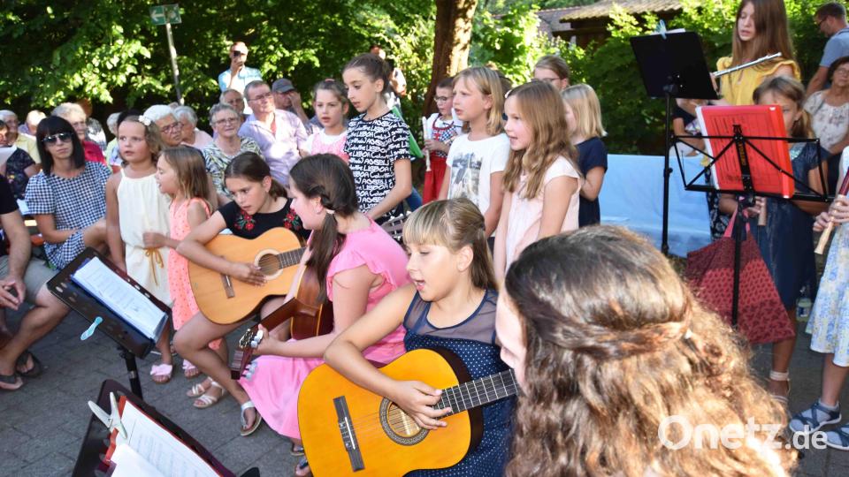 Illbirgis Klimperkiste singt und musiziert. Agnes Guggenberger und Agnes Hollweck haben ihr junges Ensemble gut eingestimmt. Bild: no