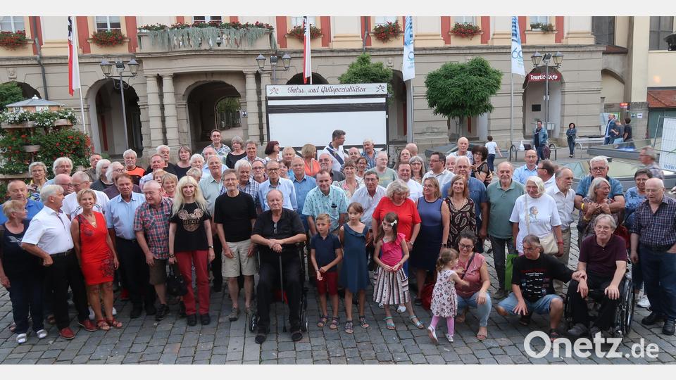 Die deutsche und schweizerische Comic-Szene vor dem Rathaus von Bad Windsheim. Bild: Kunz