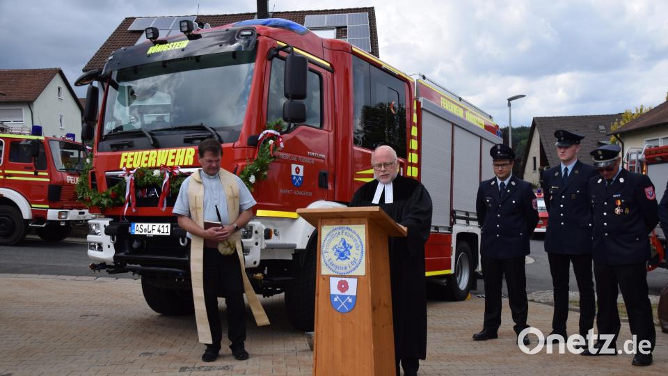 Pfarrer Hans Zeltsperger und Pfarrer Matthias Ahnert segnen das neue Feuerwehrauto. Bild: wku