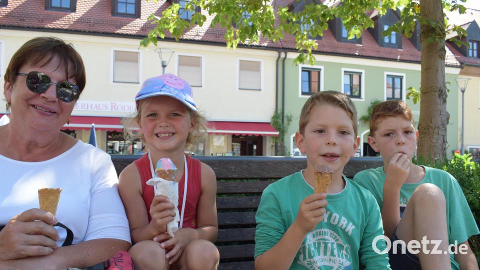 Als die Eis-Tournee von Oberpfalz-Medien am Donnerstag Halt in Tirschenreuth machte, war eine Abkühlung dringend gefragt. Die Resonanz der Eis-Liebhaber konnte sich mehr als sehen lassen. Bild: szl