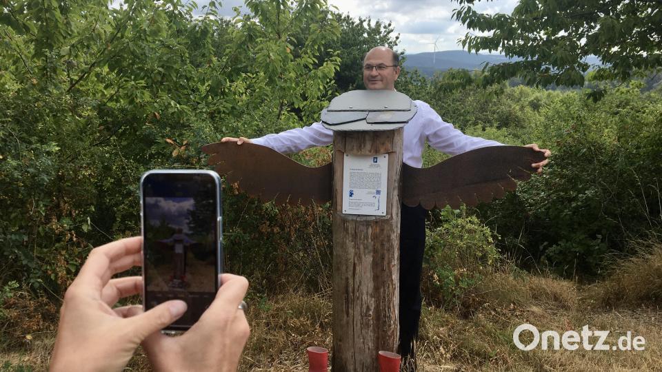 Das Schönwerth-Märchen vom fliegenden Kästchen wird an der fünften Station des Freudenberger Märchenwegs erzählt. Bild: gri