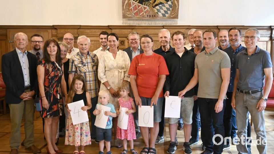 Oberbürgermeister Michael Cerny (Neunter von links) und Norbert Fischer (Sechster von links), vom Stadtverband für Sport ehrten die erfolgreichsten Schimmer, Schulen und Vereine. Bild: Susanne Schwab, Stadt Amberg/exb