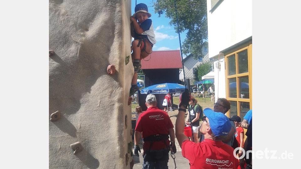 Auch Kinder versuchten sich am Kletterturm. Bild: ld