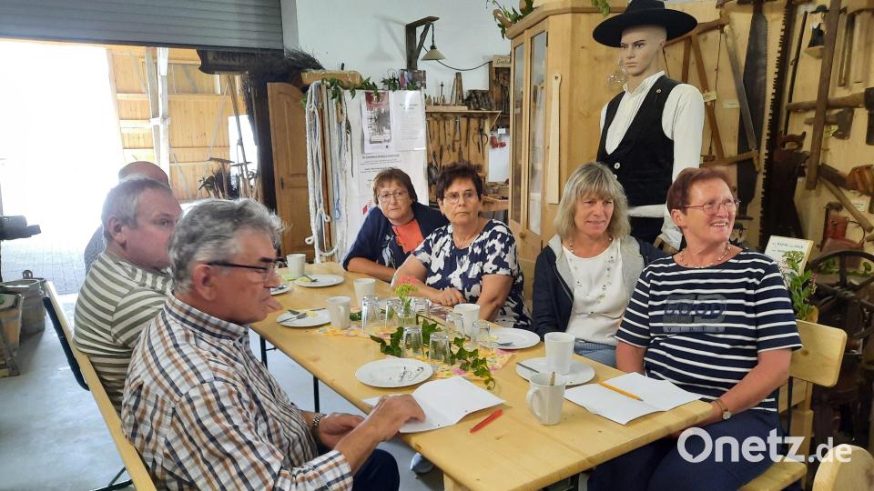 Die Seniorenbeauftragten des Landkreises schauten sich in der Handwerkerscheune in Matzersreuth um. Bild: Landratsamt Tirschenreuth/exb