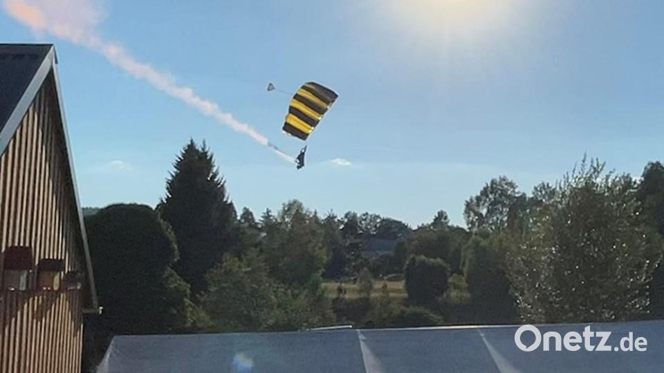 Der Fallschirmabsprung war ein echter Hingucker. Bild: ld