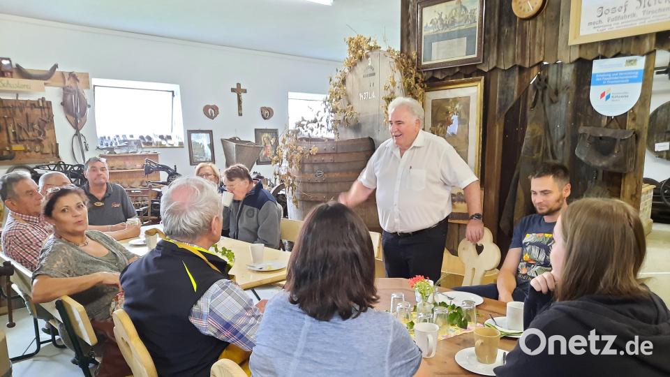 Die Seniorenbeauftragten des Landkreises schauten sich in der Handwerkerscheune in Matzersreuth um. Bild: Landratsamt Tirschenreuth/exb