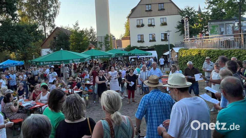 Am Flashmob auf der 8. Sommerlounge in Brand beteiligte sich auch Sybille Kießling (weißes Kleid). Bild: ld