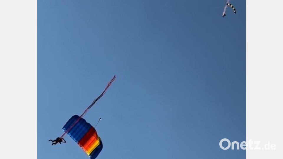 Der Fallschirmabsprung war ein echter Hingucker. Bild: ld