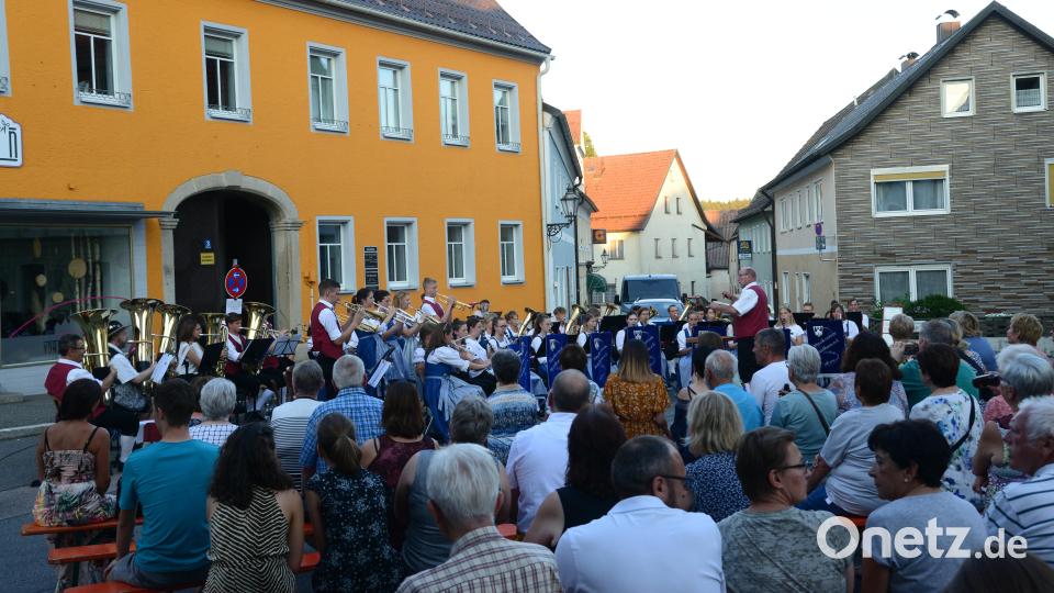 Das Große Vereinsorchester Waidhaus sorgt bei der Serenade in Pleystein am Donnerstagabend für schöne Melodien rund um den Marktplatz. Bild: bey