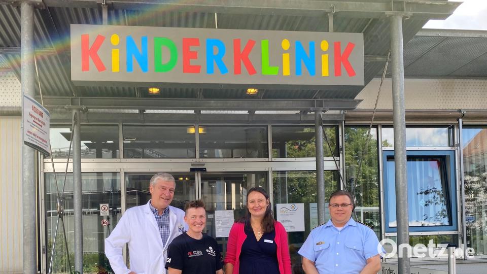 Die frühere Kickboxweltmeisterin und heutige Botschafterin des BRK und DKMS Tina Schüssler (Zweite von links) und Hartmut Schütze vom Reservistenverband Oberpfalz Nord (rechts) haben die Kinderklinik am Klinikum Weiden besucht. Bild: Kliniken Nordoberpfalz, Michael Reindl/exb