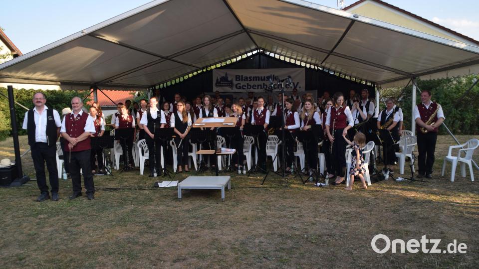 Der Applaus ist das Brot des Künstlers, heißt ein Sprichwort. Nach einem überaus erfolgreichen Konzert, holen sich die Musikerinnen und Musiker aus Gebenbach und Adelsdorf vom Publikum den mehr als verdienten Applaus ab. Einen mehr als zufriedenen Eindruck machten dabei auch die beiden Dirigenten Jürgen Schatz und Gerhard Böller (von links). Bild: swo