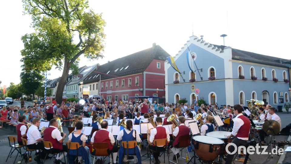 Das Große Vereinsorchester Waidhaus sorgt bei der Serenade in Pleystein am Donnerstagabend für schöne Melodien rund um den Marktplatz. Bild: bey