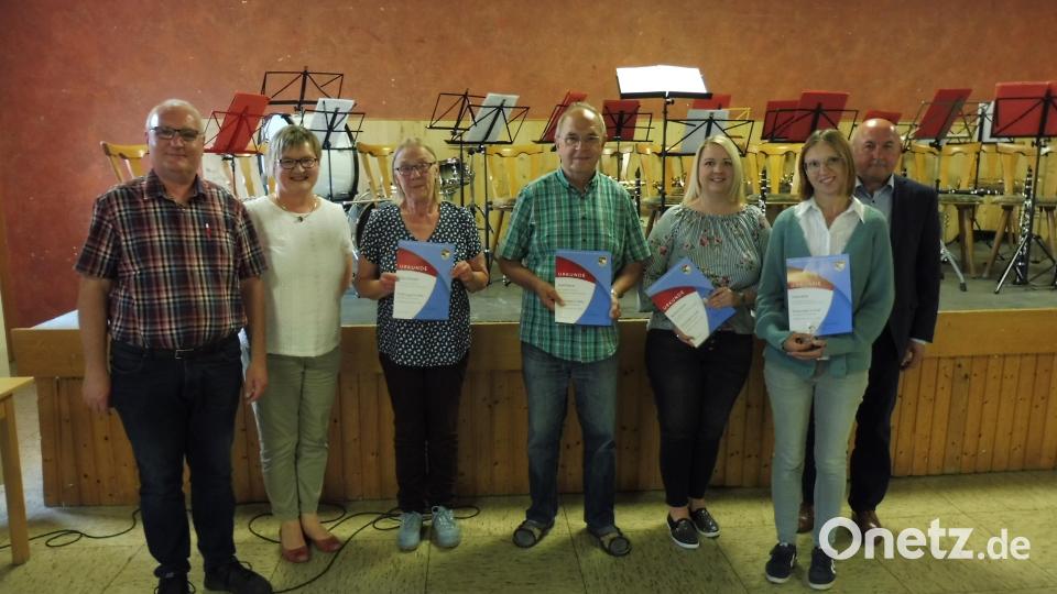 Matthias und Andrea Fenk gratulierten Erika Schober, Josef Iberer, Bettina Iberer und Irene Klier. Auch 2.Bürgermeister Georg Götz lobte deren Einsatz. Bild: mma